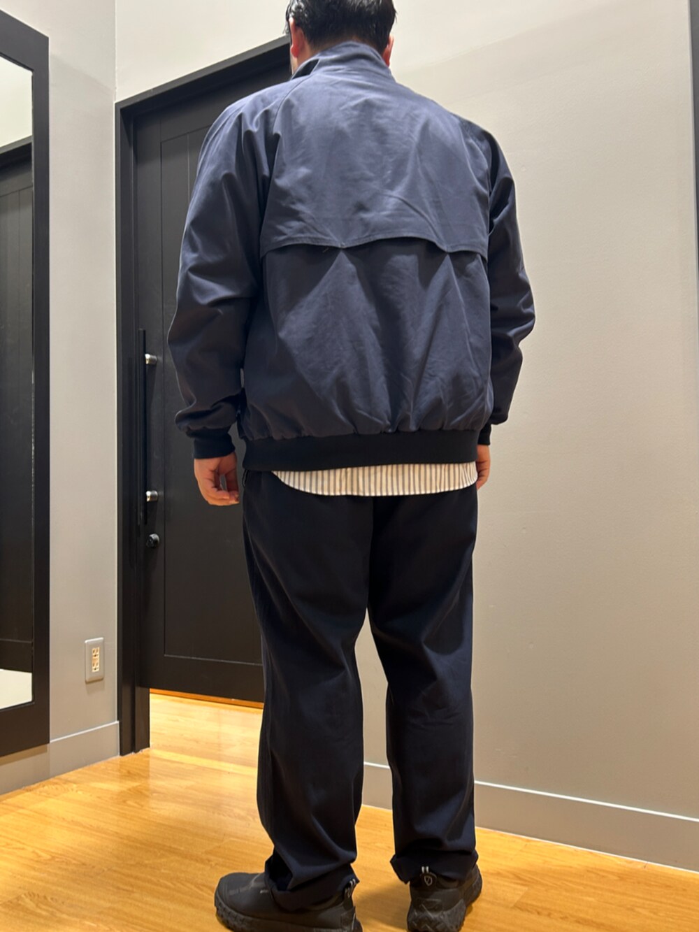 ブルー系のブルゾン、ブルー系のシャツ/ブラウス、ブルー系のチノパンツを着用したメンズの秋コーディネートの3枚目の写真