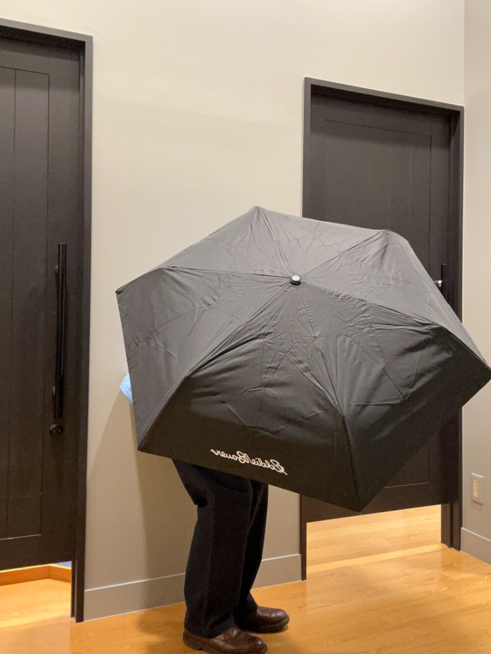 ブルー系のブルゾン、グリーン系のTシャツ/カットソー、ブルー系のチノパンツを着用したメンズの秋コーディネートの5枚目の写真