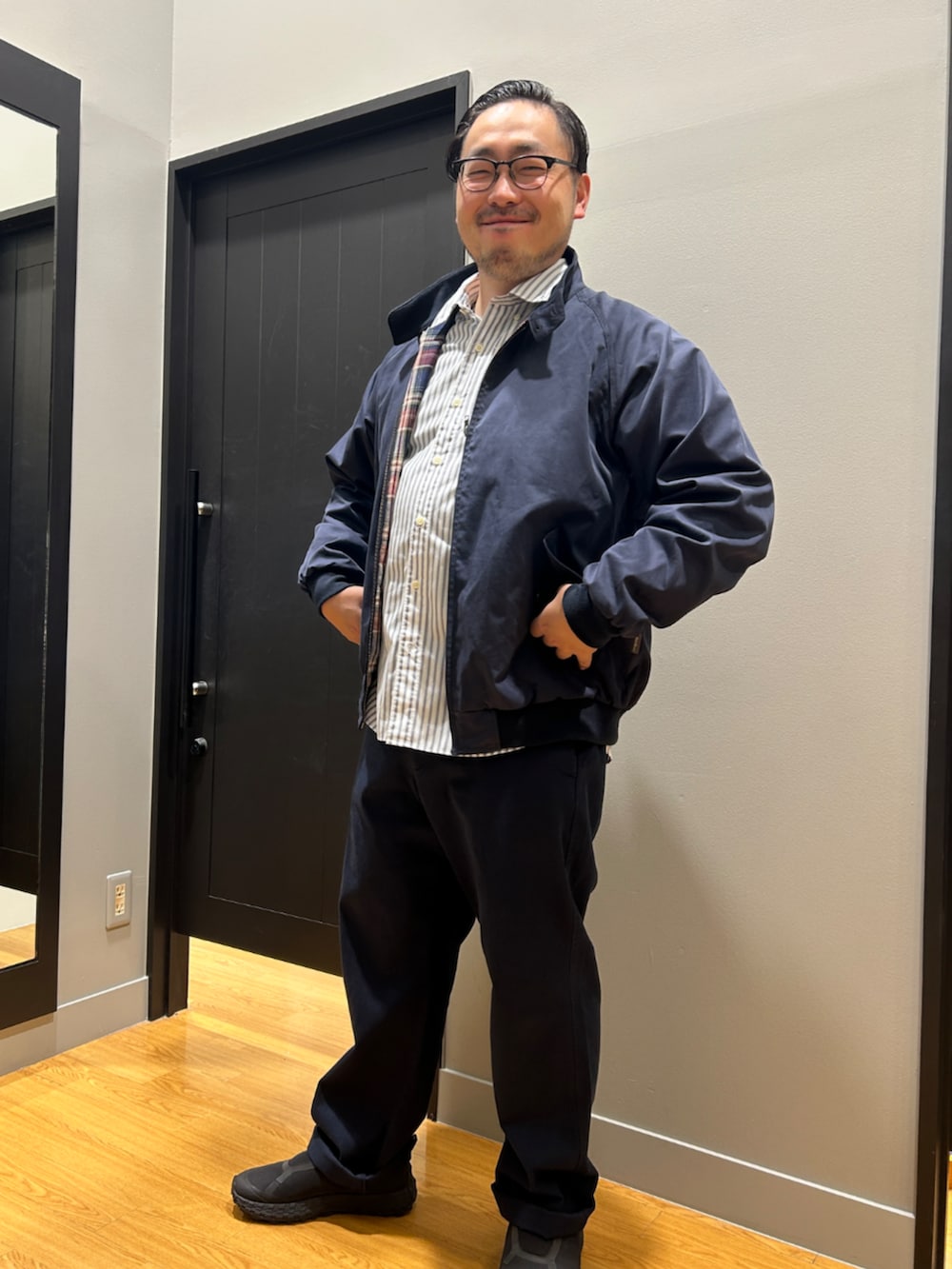 ブルー系のブルゾン、ブルー系のシャツ/ブラウス、ブルー系のチノパンツを着用したメンズの秋コーディネートの8枚目の写真