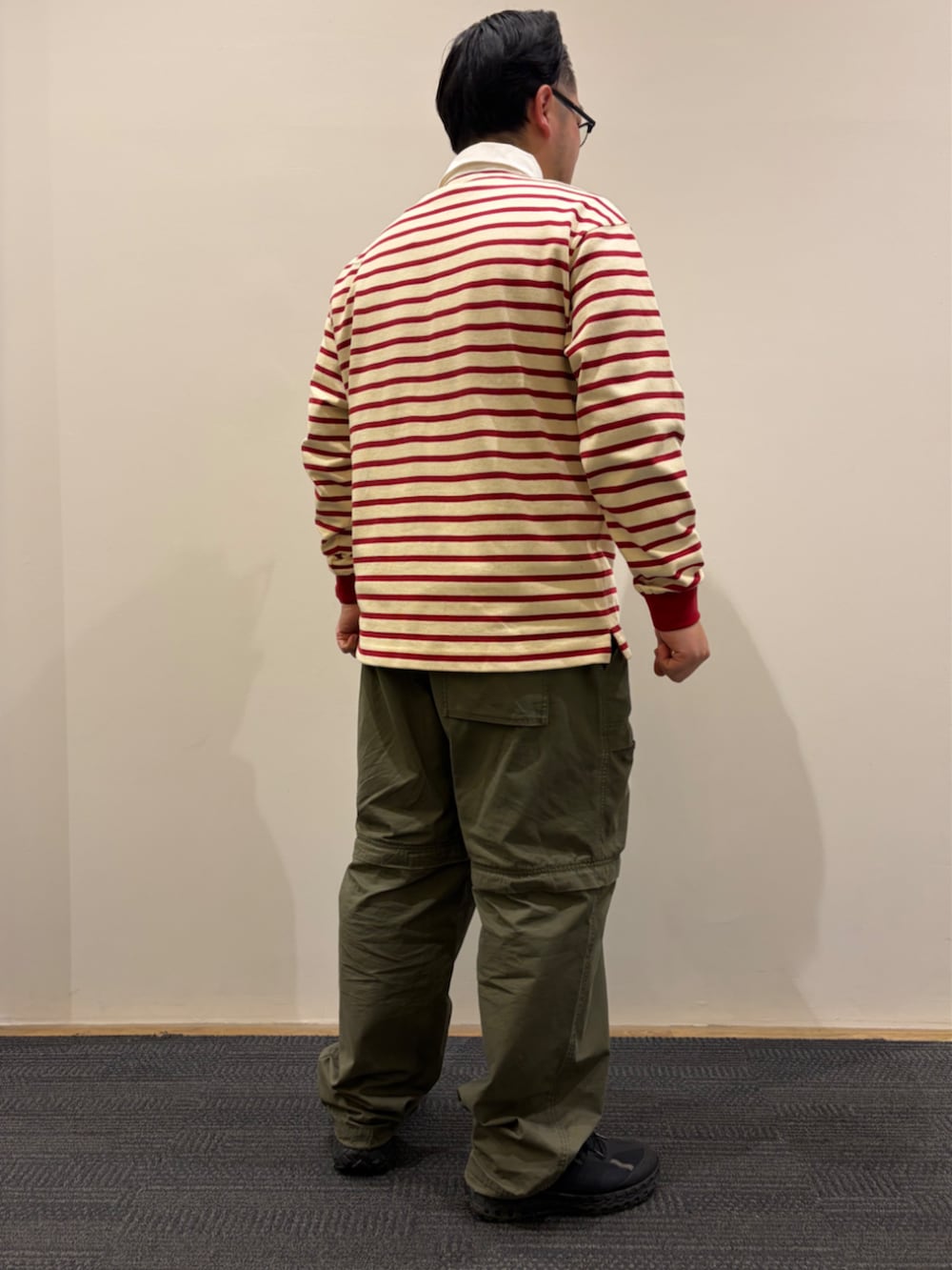 ブルー系のブルゾン、レッド系のポロシャツ、グリーン系のその他パンツを着用したメンズの冬コーディネートの9枚目の写真