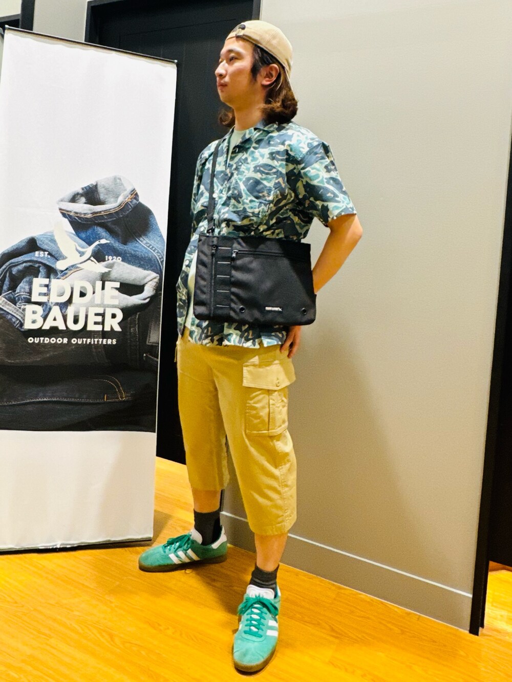 グリーン系のシャツ/ブラウス、グリーン系のTシャツ/カットソー、ブラック系のショルダーバッグを着用したメンズの春コーディネートの3枚目の写真