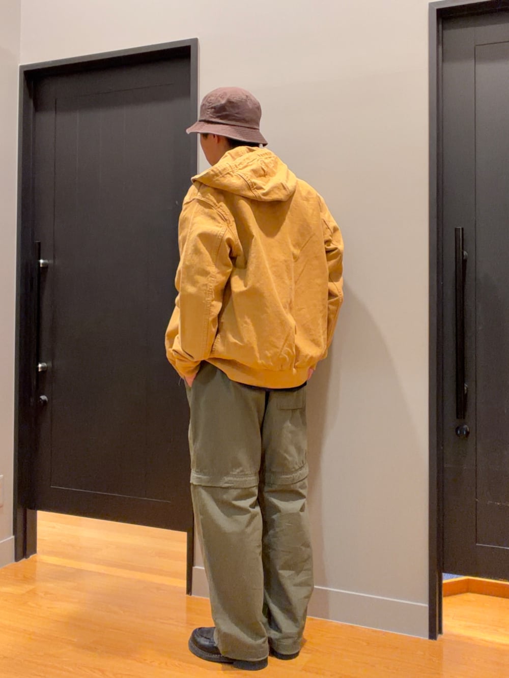 イエロー系のブルゾン、ブルー系のシャツ/ブラウス、ホワイト系のTシャツ/カットソーを着用したメンズの冬コーディネートの2枚目の写真