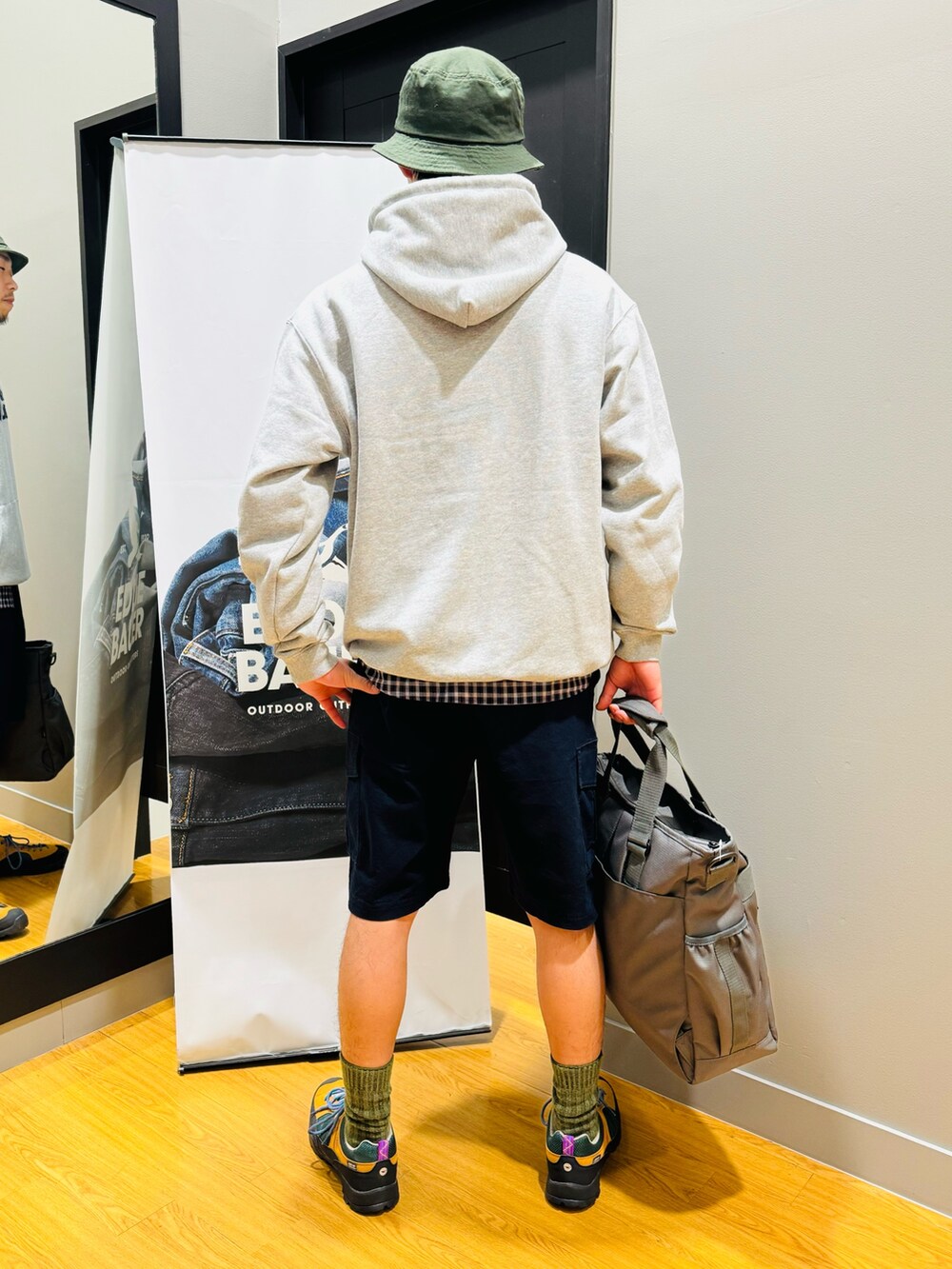 グレー系のバックパック/リュック、グレー系のパーカー、ブルー系のシャツ/ブラウスを着用したメンズの春コーディネートの3枚目の写真