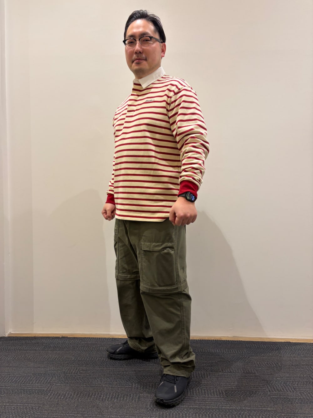 ブルー系のブルゾン、レッド系のポロシャツ、グリーン系のその他パンツを着用したメンズの冬コーディネートの5枚目の写真