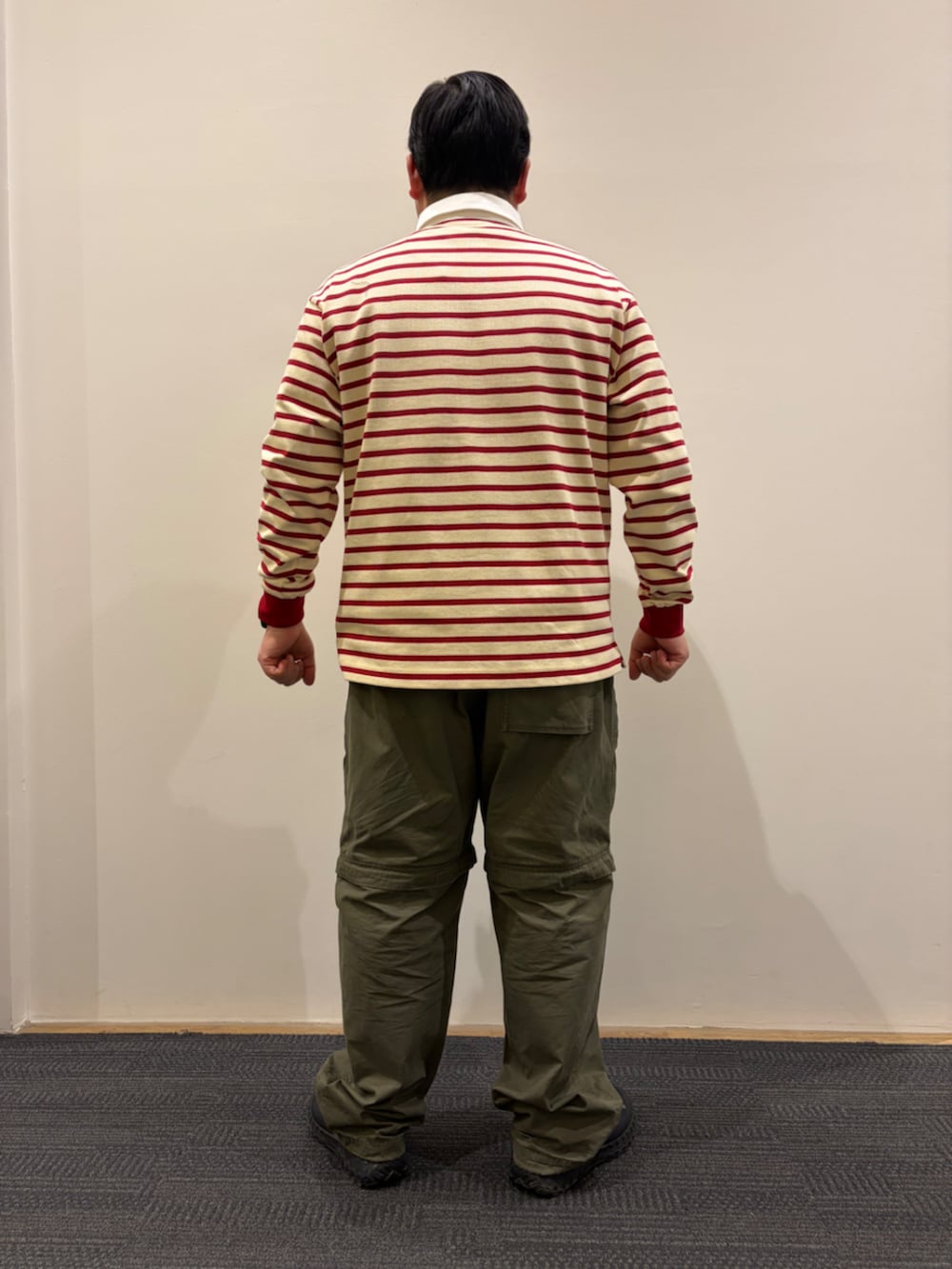 ブルー系のブルゾン、レッド系のポロシャツ、グリーン系のその他パンツを着用したメンズの冬コーディネートの10枚目の写真