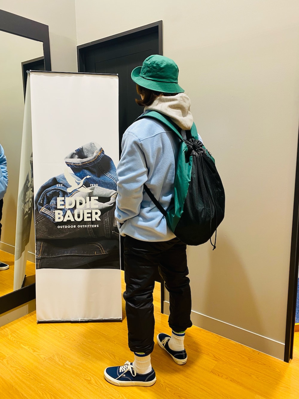 ブラック系のその他パンツ、グリーン系のバックパック/リュック、ブルー系のスウェットを着用したメンズの冬コーディネートの2枚目の写真