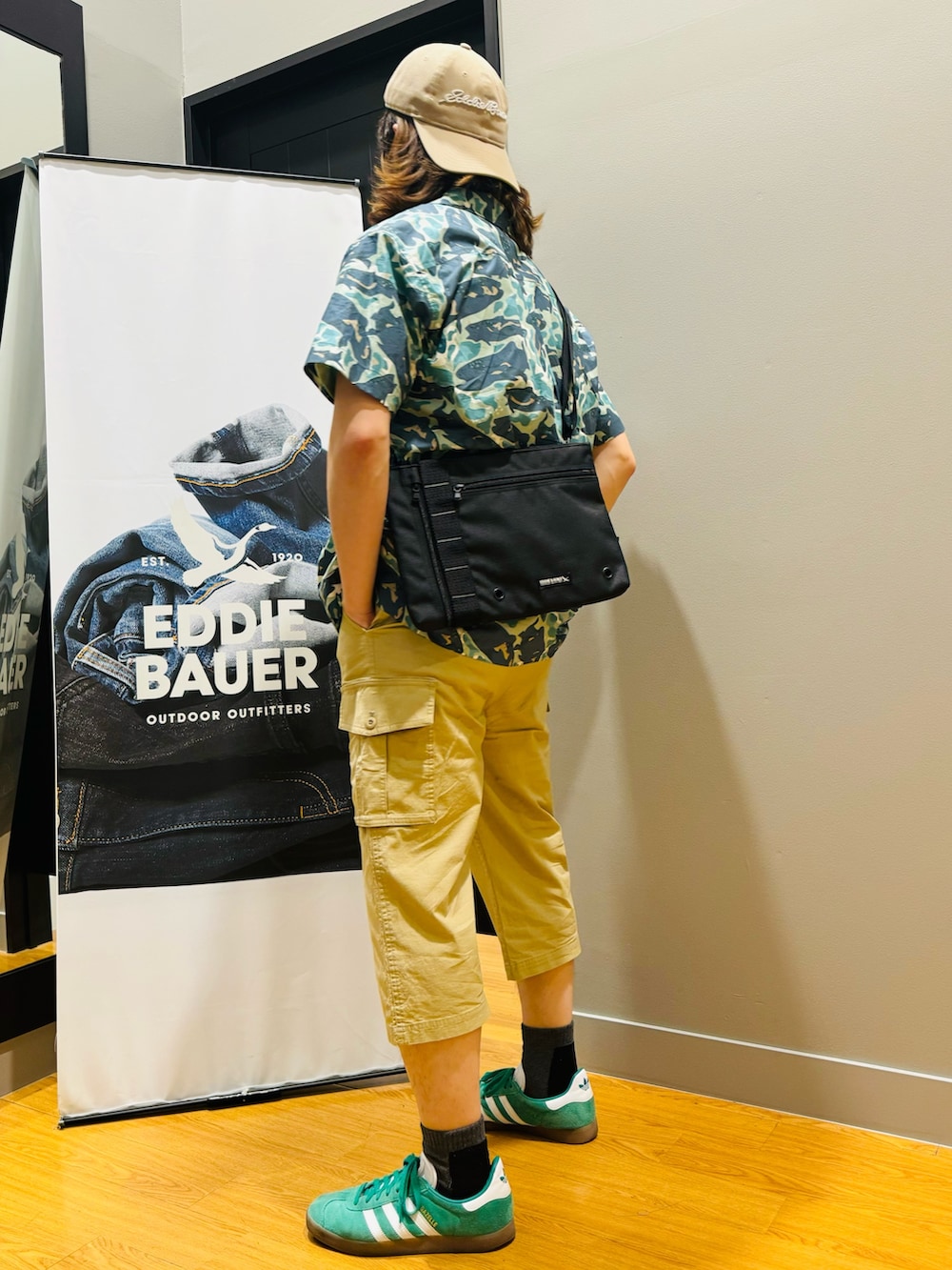 グリーン系のシャツ/ブラウス、グリーン系のTシャツ/カットソー、ブラック系のショルダーバッグを着用したメンズの春コーディネートの2枚目の写真