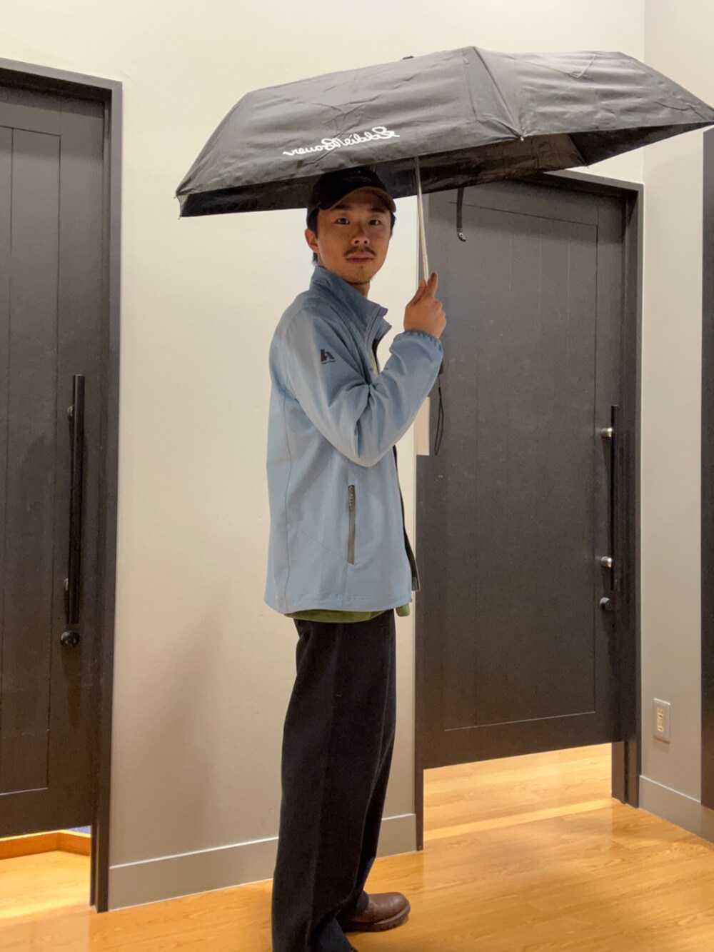 ブルー系のブルゾン、グリーン系のTシャツ/カットソー、ブルー系のチノパンツを着用したメンズの秋コーディネートの3枚目の写真