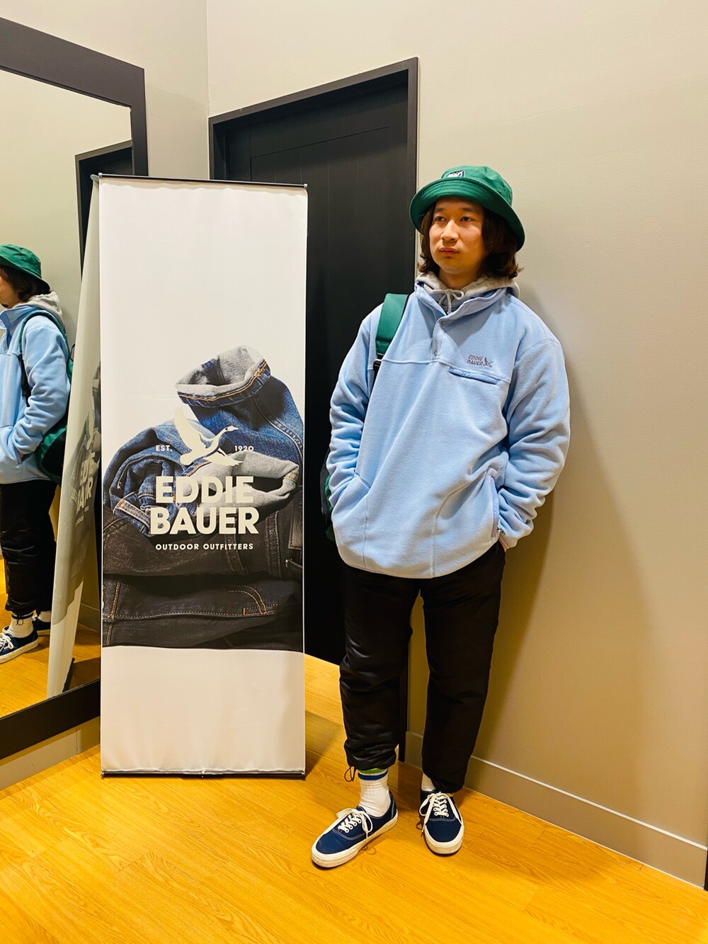 ブラック系のその他パンツ、グリーン系のバックパック/リュック、ブルー系のスウェットを着用したメンズの冬コーディネートの3枚目の写真