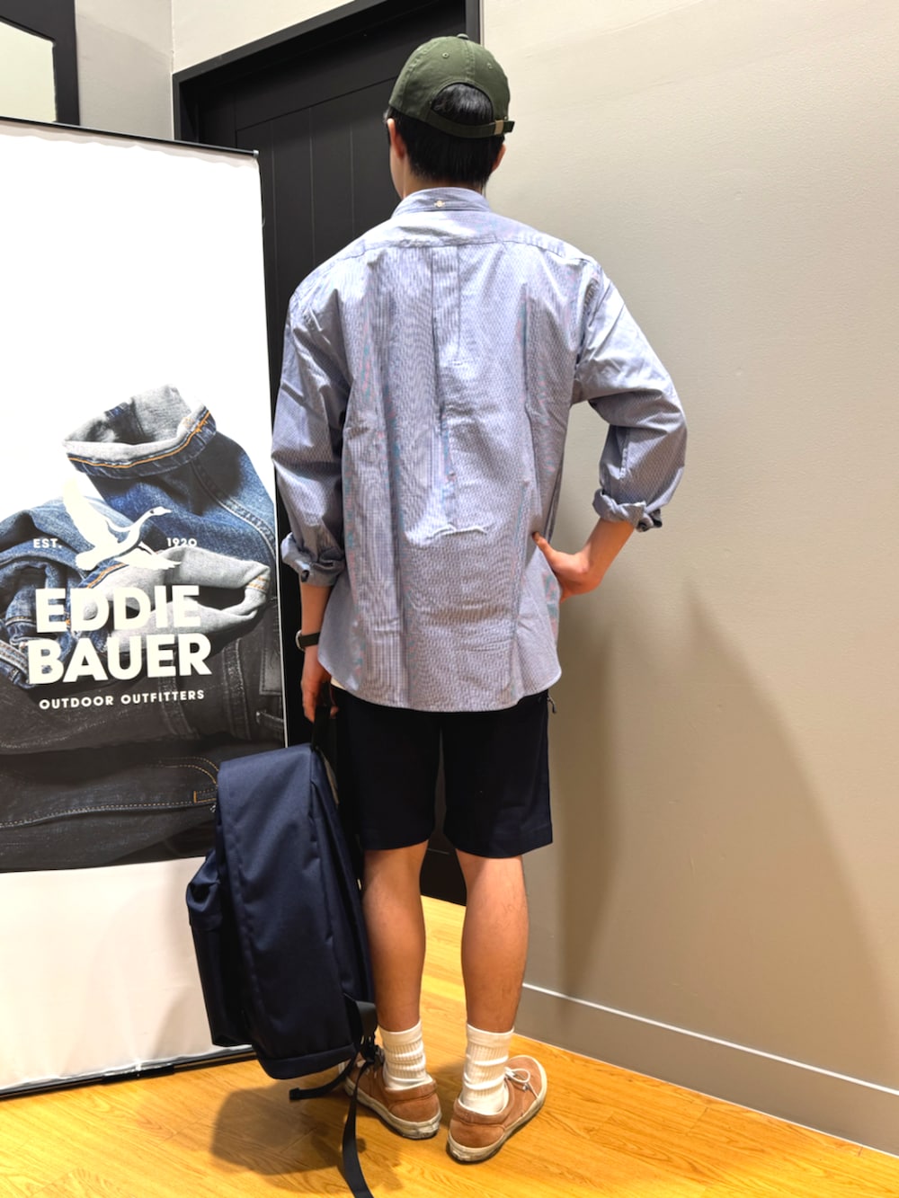 ブルー系のバックパック/リュック、ブルー系のシャツ/ブラウス、ホワイト系のTシャツ/カットソーを着用したメンズの春コーディネートの3枚目の写真