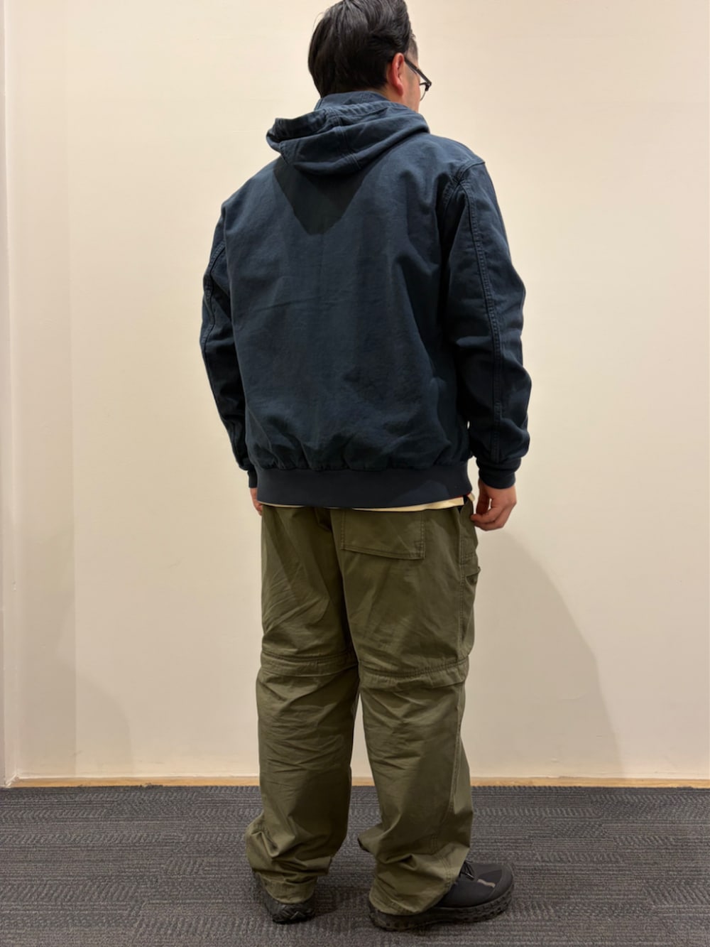 ブルー系のブルゾン、レッド系のポロシャツ、グリーン系のその他パンツを着用したメンズの冬コーディネートの3枚目の写真