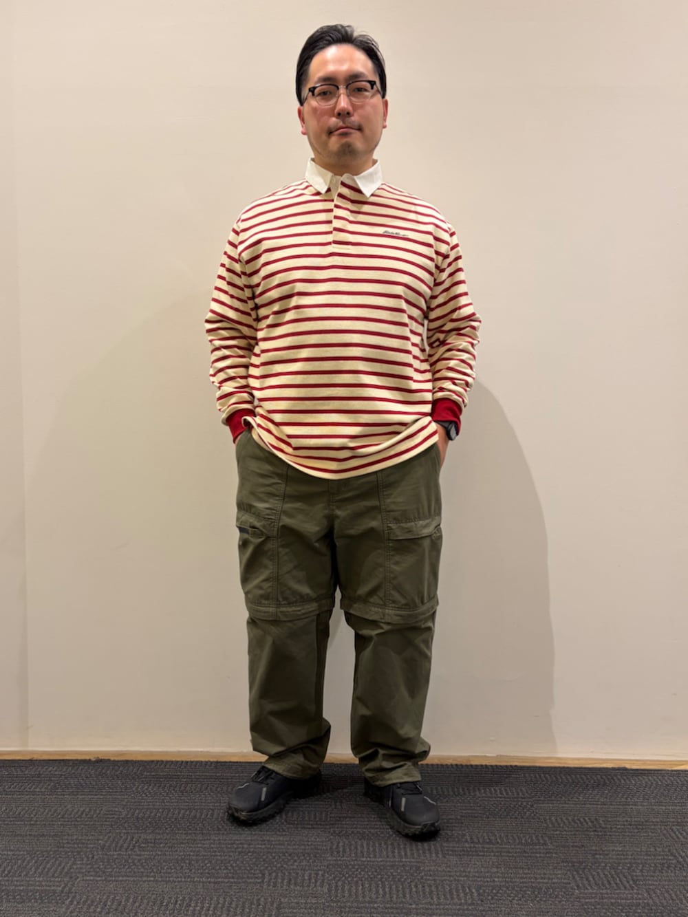 ブルー系のブルゾン、レッド系のポロシャツ、グリーン系のその他パンツを着用したメンズの冬コーディネートの6枚目の写真