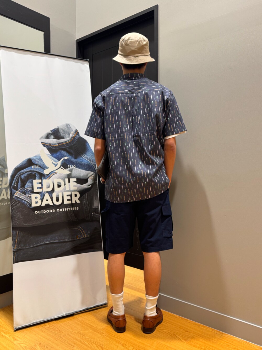 ブルー系のその他パンツ、ブルー系のシャツ/ブラウス、ホワイト系のTシャツ/カットソーを着用したメンズの春コーディネートの3枚目の写真