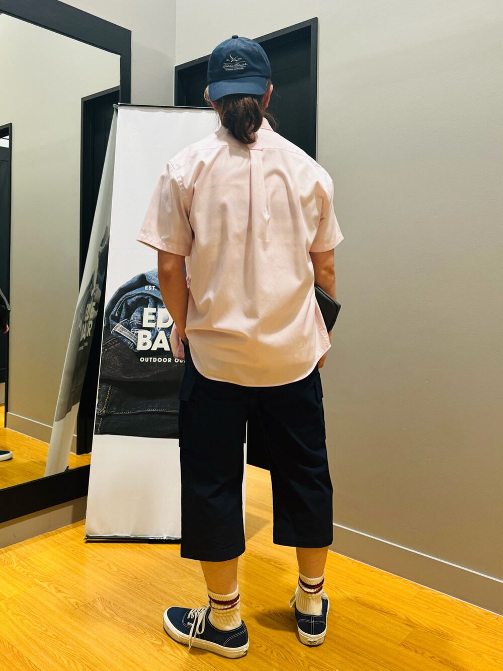 グレー系のショルダーバッグ、ブルー系のその他パンツ、ピンク系のTシャツ/カットソーを着用したメンズの春コーディネートの4枚目の写真