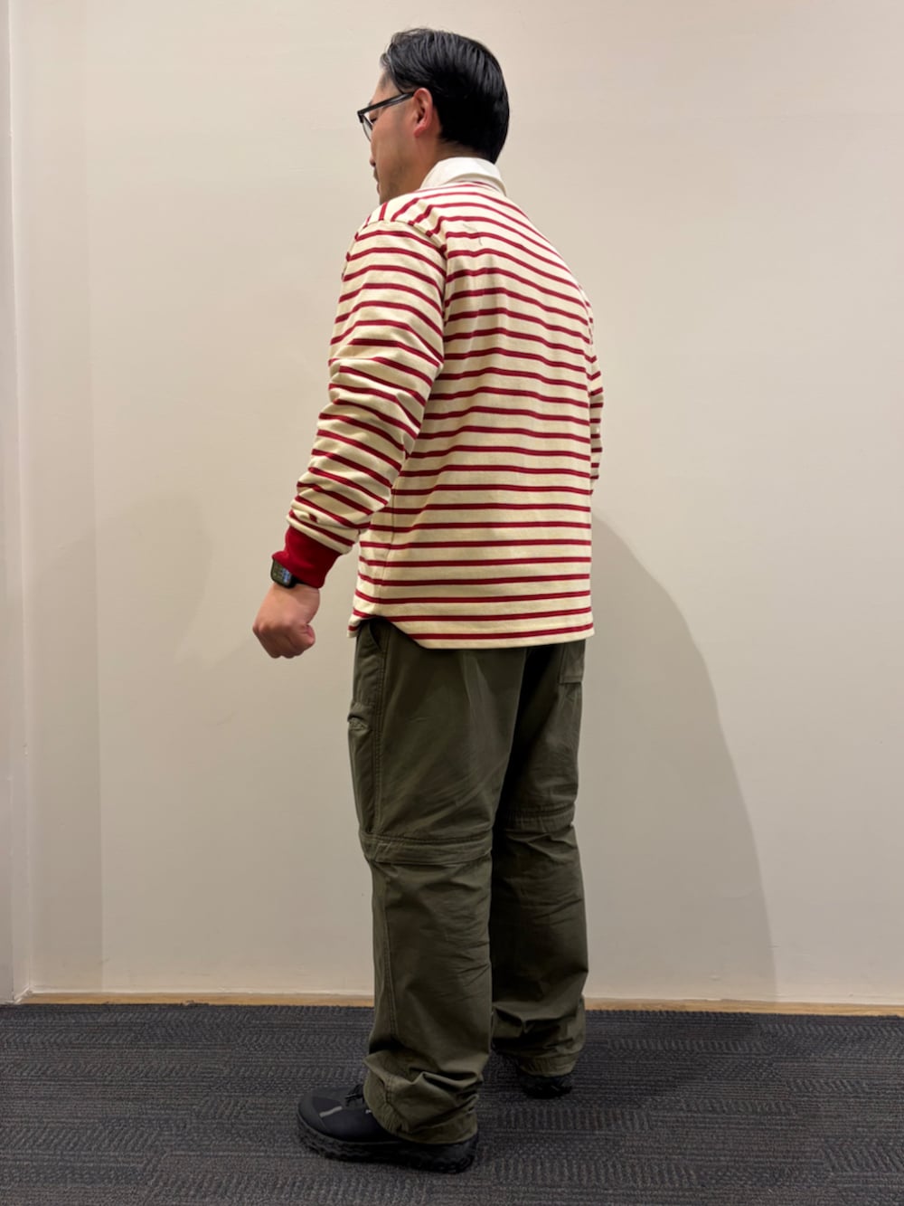 ブルー系のブルゾン、レッド系のポロシャツ、グリーン系のその他パンツを着用したメンズの冬コーディネートの8枚目の写真