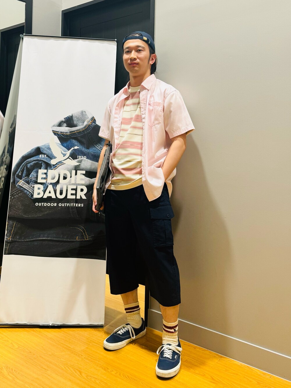 グレー系のショルダーバッグ、ブルー系のその他パンツ、ピンク系のTシャツ/カットソーを着用したメンズの春コーディネートの2枚目の写真