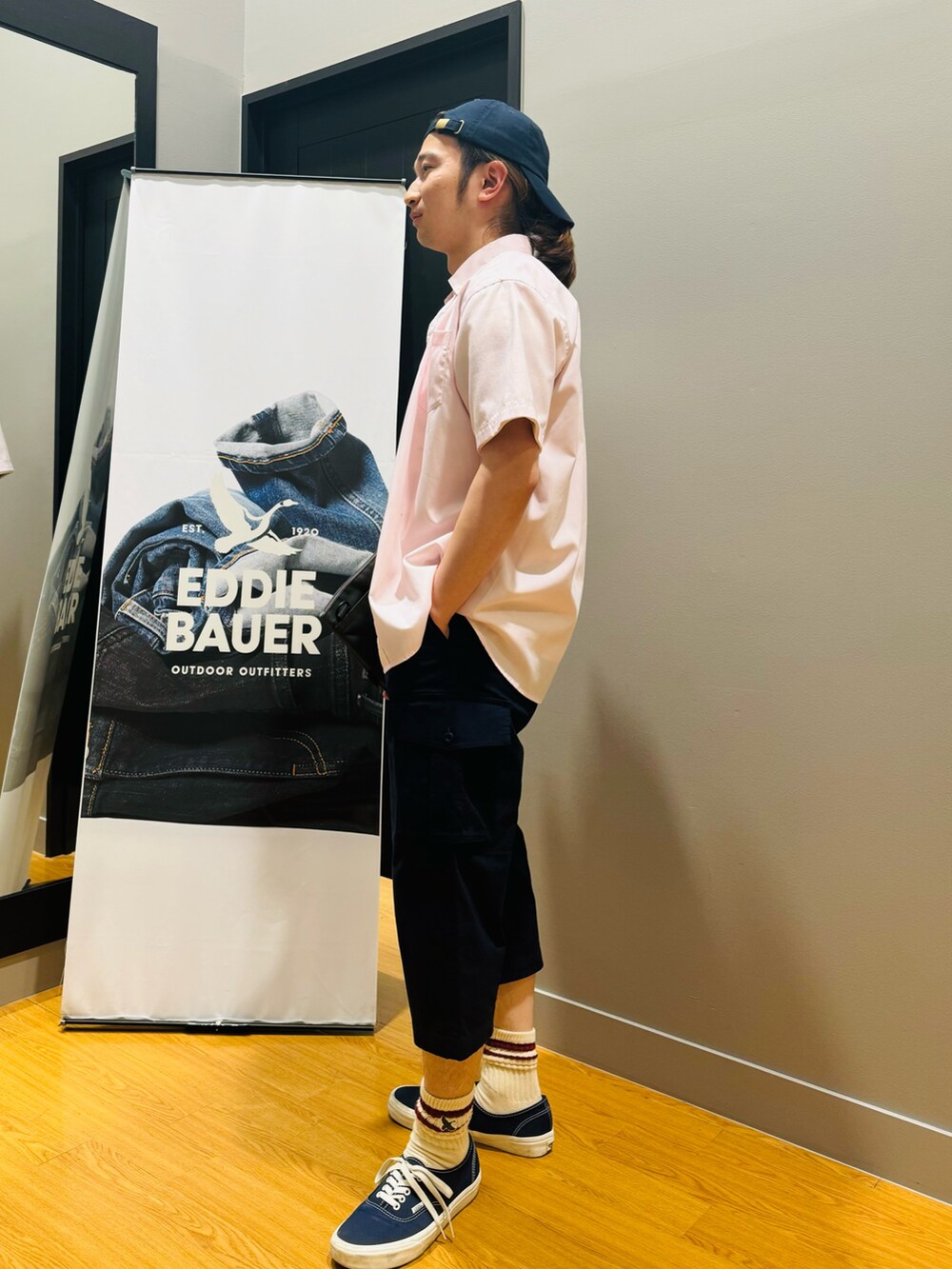 グレー系のショルダーバッグ、ブルー系のその他パンツ、ピンク系のTシャツ/カットソーを着用したメンズの春コーディネートの3枚目の写真