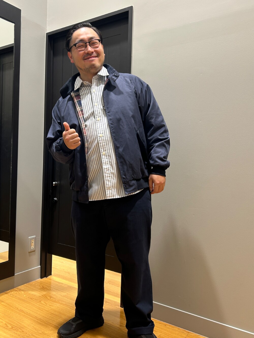ブルー系のブルゾン、ブルー系のシャツ/ブラウス、ブルー系のチノパンツを着用したメンズの秋コーディネートの7枚目の写真