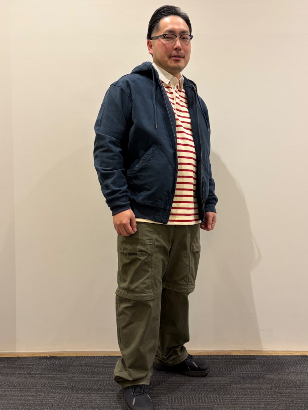 ブルー系のブルゾン、レッド系のポロシャツ、グリーン系のその他パンツを着用したメンズの冬コーディネートの2枚目の写真