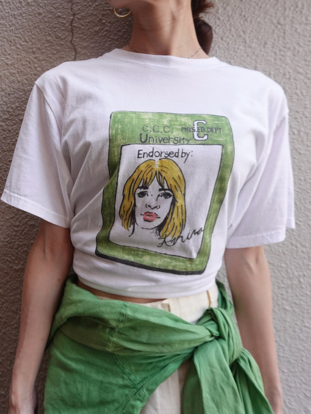 グリーン系のTシャツ/カットソーを着用したレディースの夏コーディネートの3枚目の写真