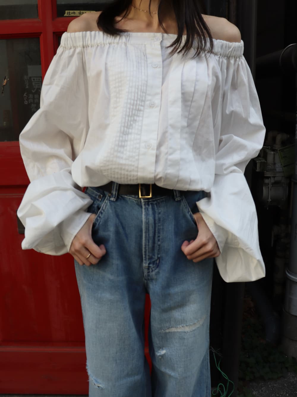 ホワイト系のスカートを着用したレディースの春コーディネートの2枚目の写真