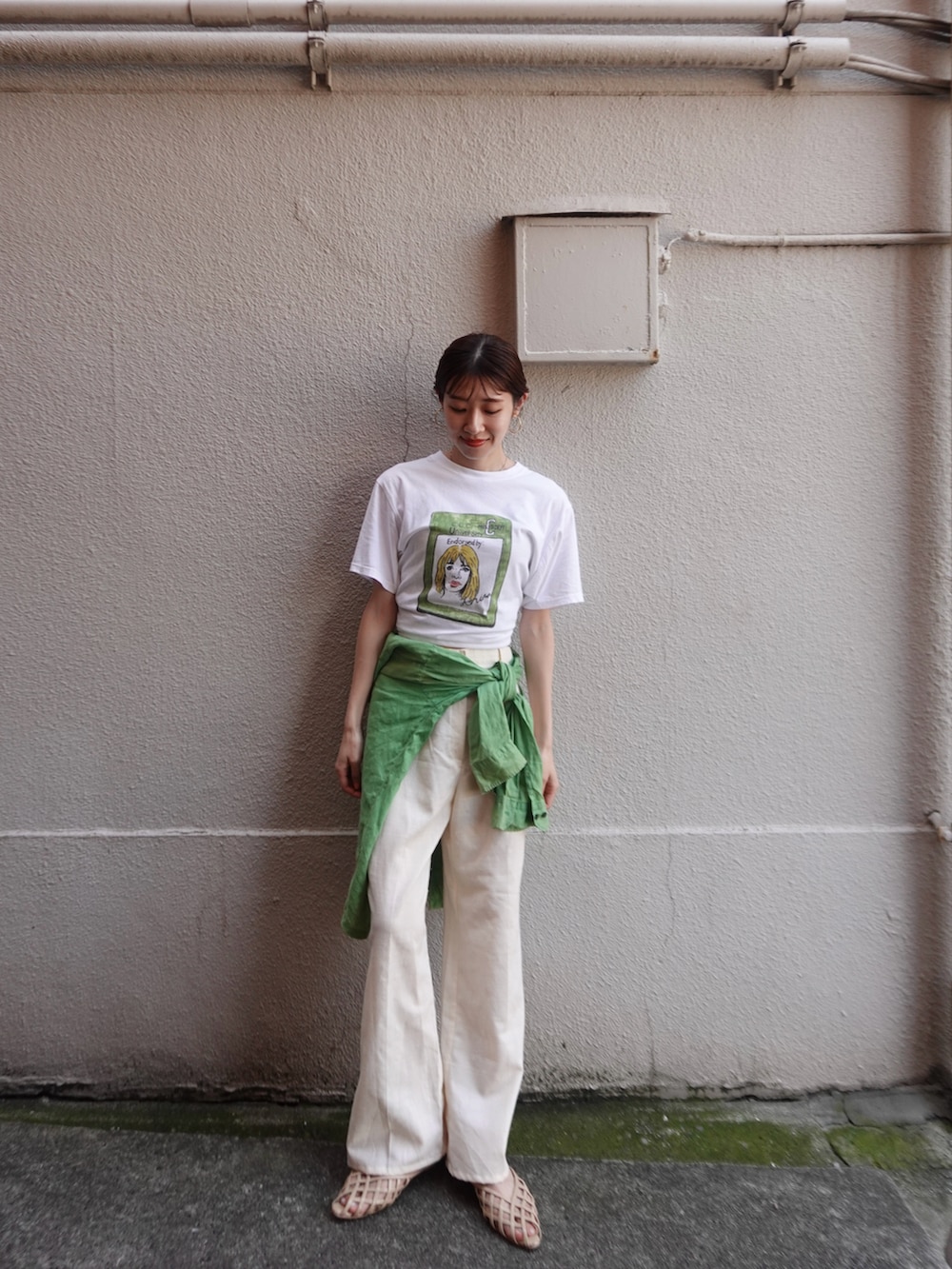 グリーン系のTシャツ/カットソーを着用したレディースの夏コーディネートの2枚目の写真