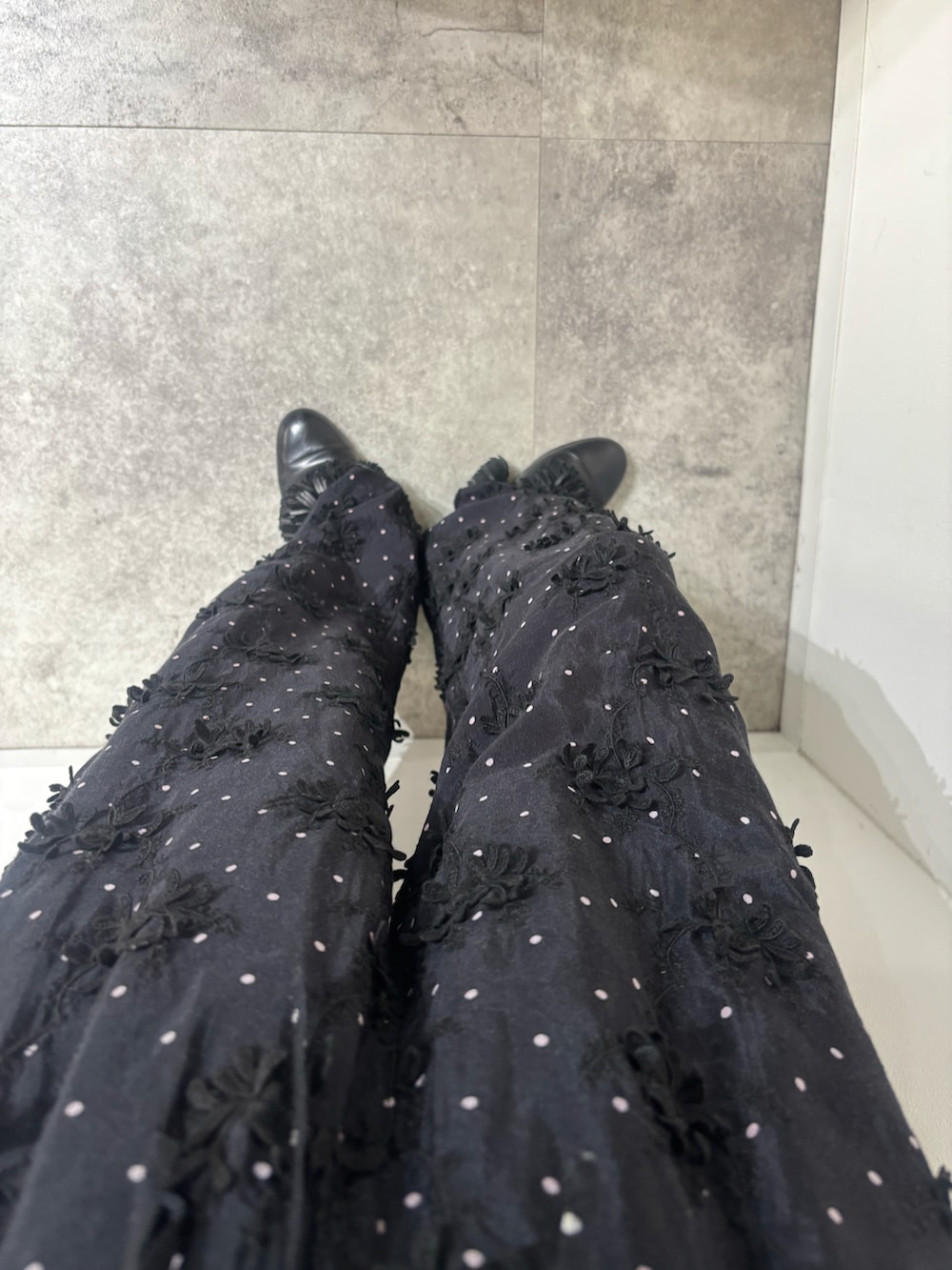 ブラック系のその他パンツを着用したレディースの夏コーディネートの3枚目の写真