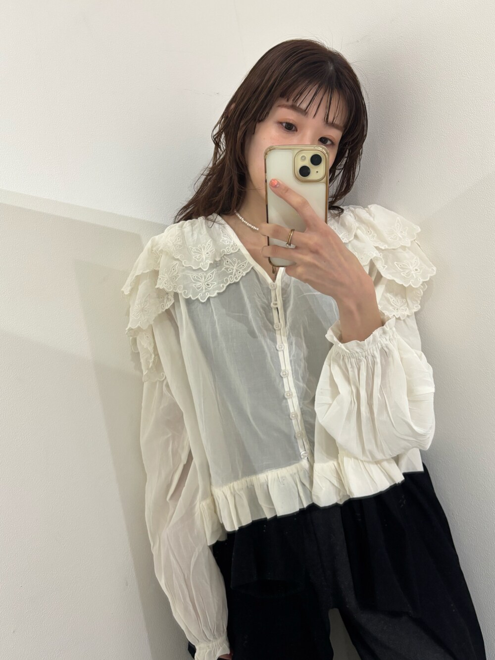 ホワイト系のシャツ/ブラウスを着用したレディースの冬コーディネートの3枚目の写真