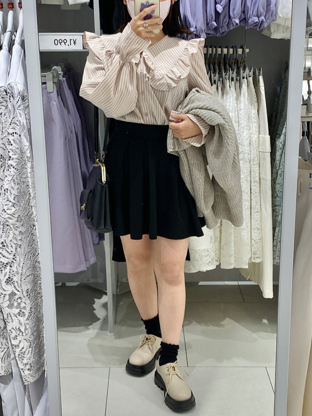 その他のシャツ/ブラウス、グレー系のカーディガン/ボレロ、ベージュ系のドレスシューズを着用したレディースの春コーディネートの2枚目の写真