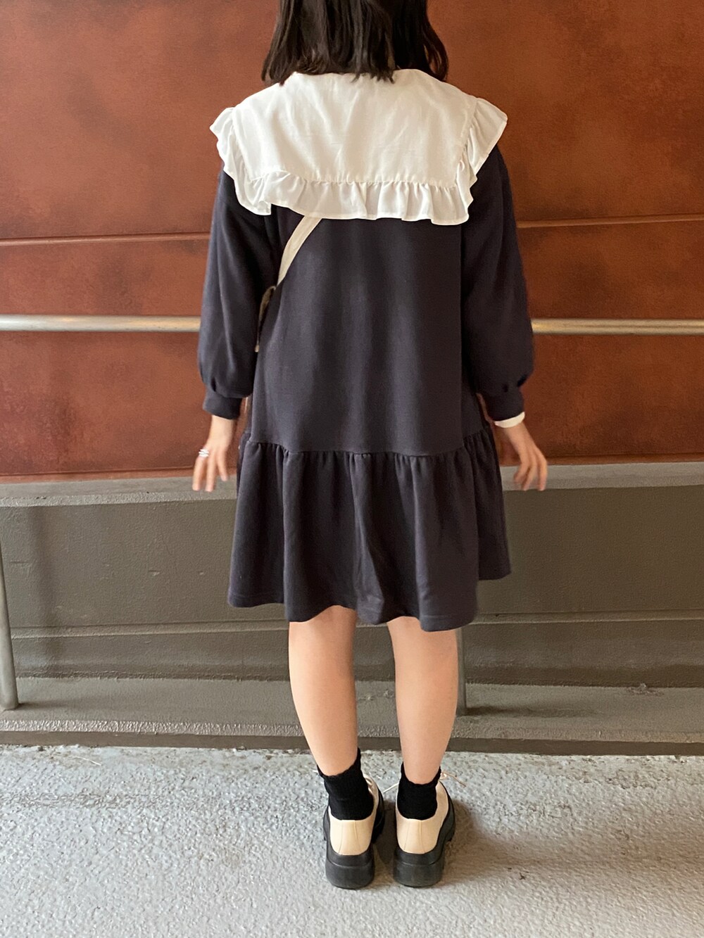 ホワイト系のシャツ/ブラウス、その他のワンピース/ドレス、ブラック系のショルダーバッグを着用したレディースの春コーディネートの2枚目の写真
