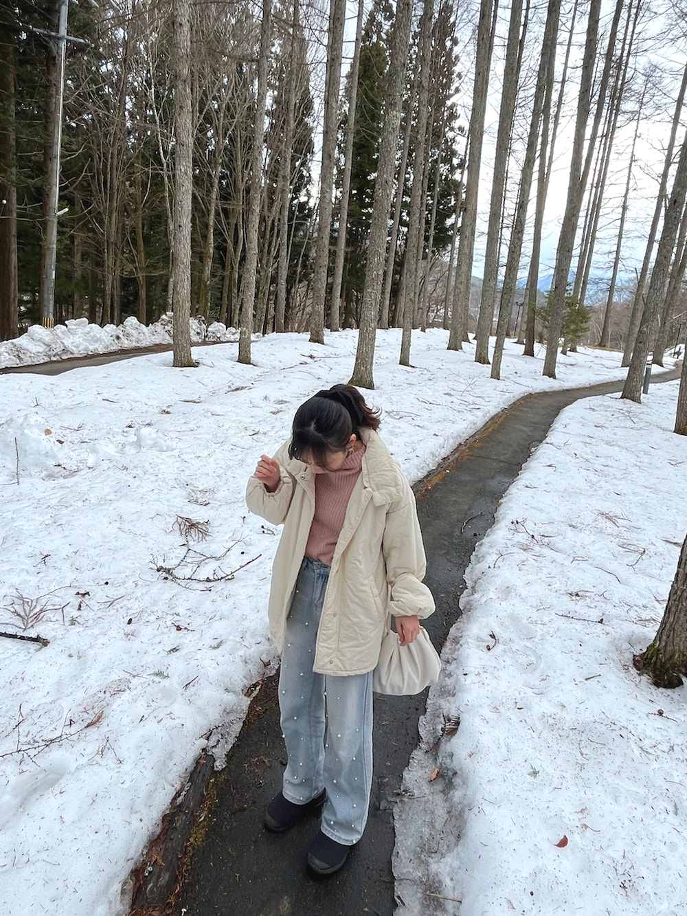 ホワイト系のブルゾン、その他のデニムパンツ、ホワイト系のショルダーバッグを着用したレディースの春コーディネートの3枚目の写真