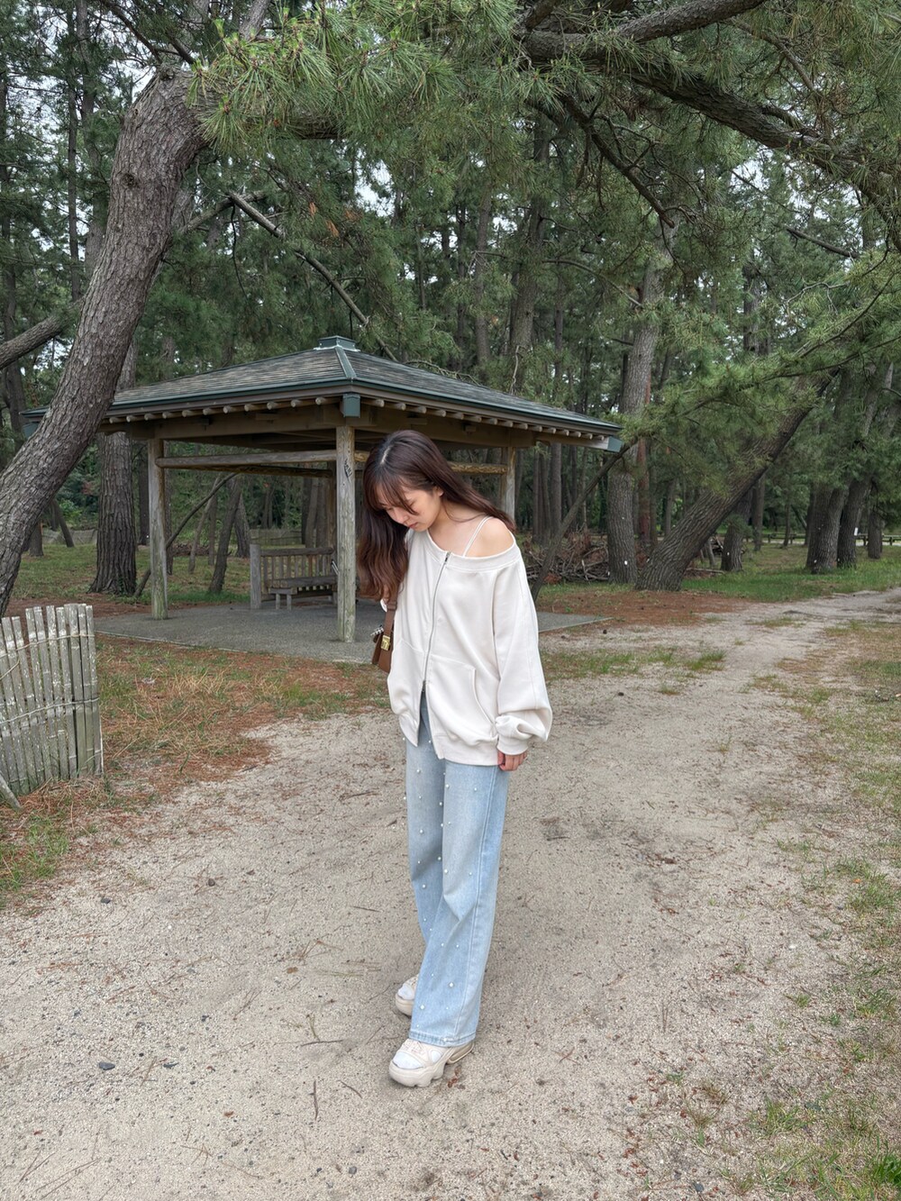 ベージュ系のサンダル、その他のデニムパンツ、ベージュ系のその他トップスを着用したレディースの夏コーディネートの2枚目の写真