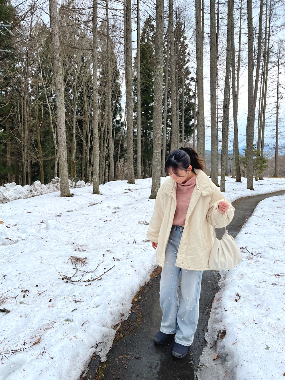 ホワイト系のブルゾン、その他のデニムパンツ、ホワイト系のショルダーバッグを着用したレディースの春コーディネートの2枚目の写真