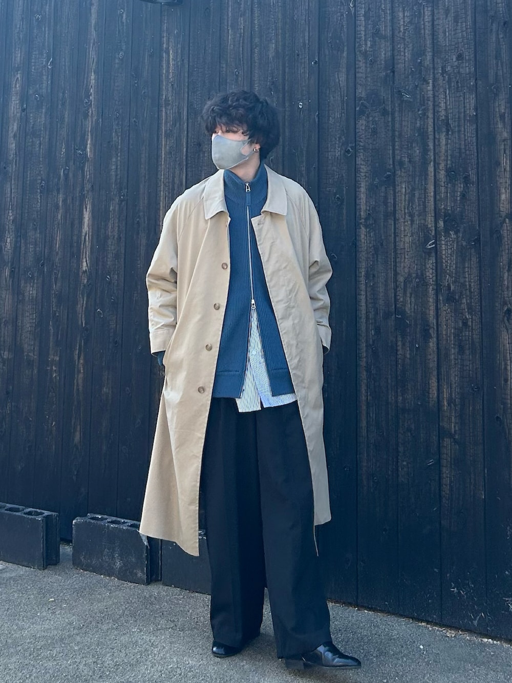 ブルー系のカーディガン/ボレロ、グレー系のシャツ/ブラウス、ベージュ系のステンカラーコートを着用したメンズの冬コーディネートの2枚目の写真