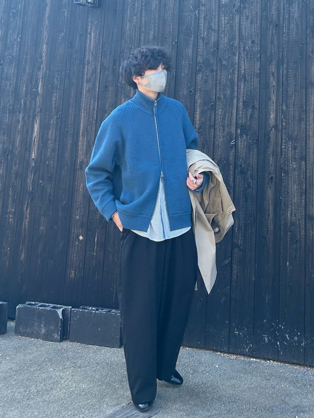 ブルー系のカーディガン/ボレロ、グレー系のシャツ/ブラウス、ベージュ系のステンカラーコートを着用したメンズの冬コーディネートの3枚目の写真