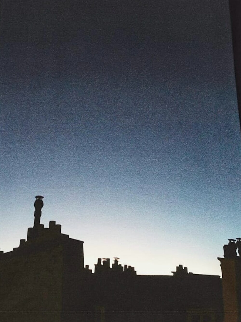 ブルー系のマニキュア/ジェルネイルを着用したレディースの秋コーディネートの2枚目の写真