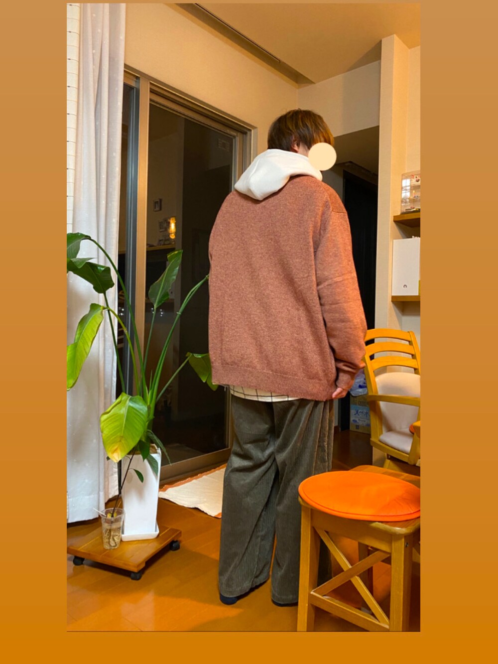 ホワイト系のパーカー、オレンジ系のカーディガン/ボレロ、ブラウン系のパンツを着用したメンズの秋コーディネートの2枚目の写真