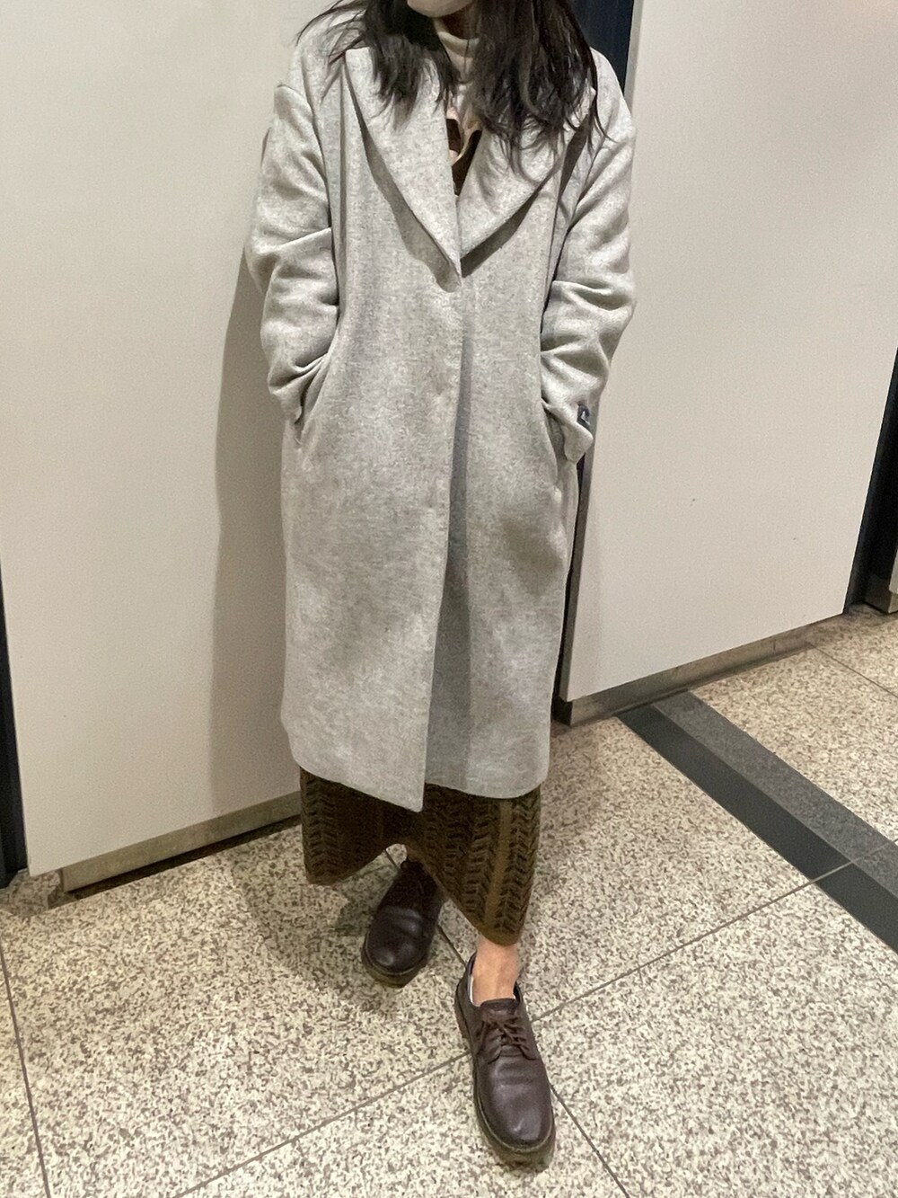 「冬コーデ、あったかコーデ、ユニクロ、ローリーズファーム(LOWRYS FARM)、ロングコート、ロングスカート、大学生コーデ」｜「LOWRYS FARMのアイテム（トレンチコート、グレー系）」を使った、yuさん（レディース・157cm）の冬コーディネートの2枚目の写真