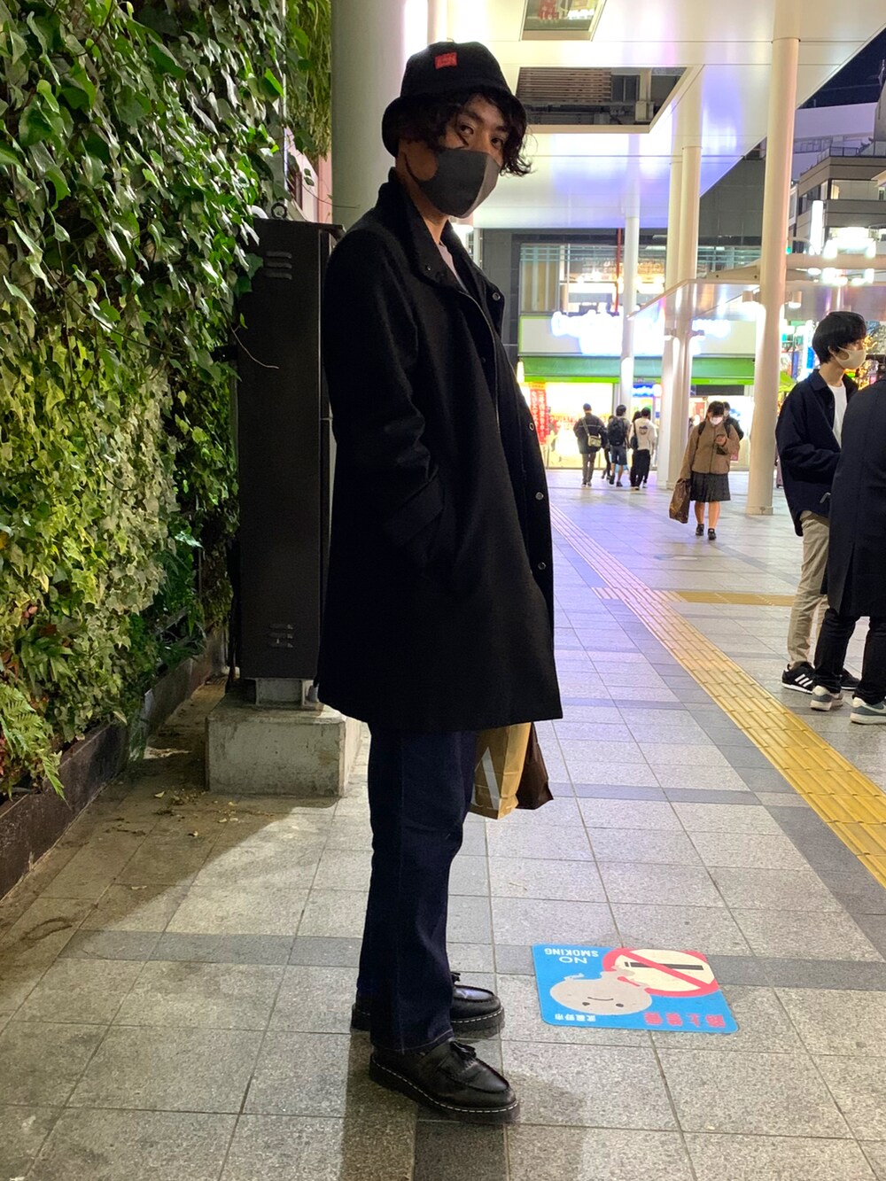 ブラック系のモッズコート、ブルー系のデニムパンツ、ブラック系のローファーを着用したメンズの秋コーディネートの2枚目の写真