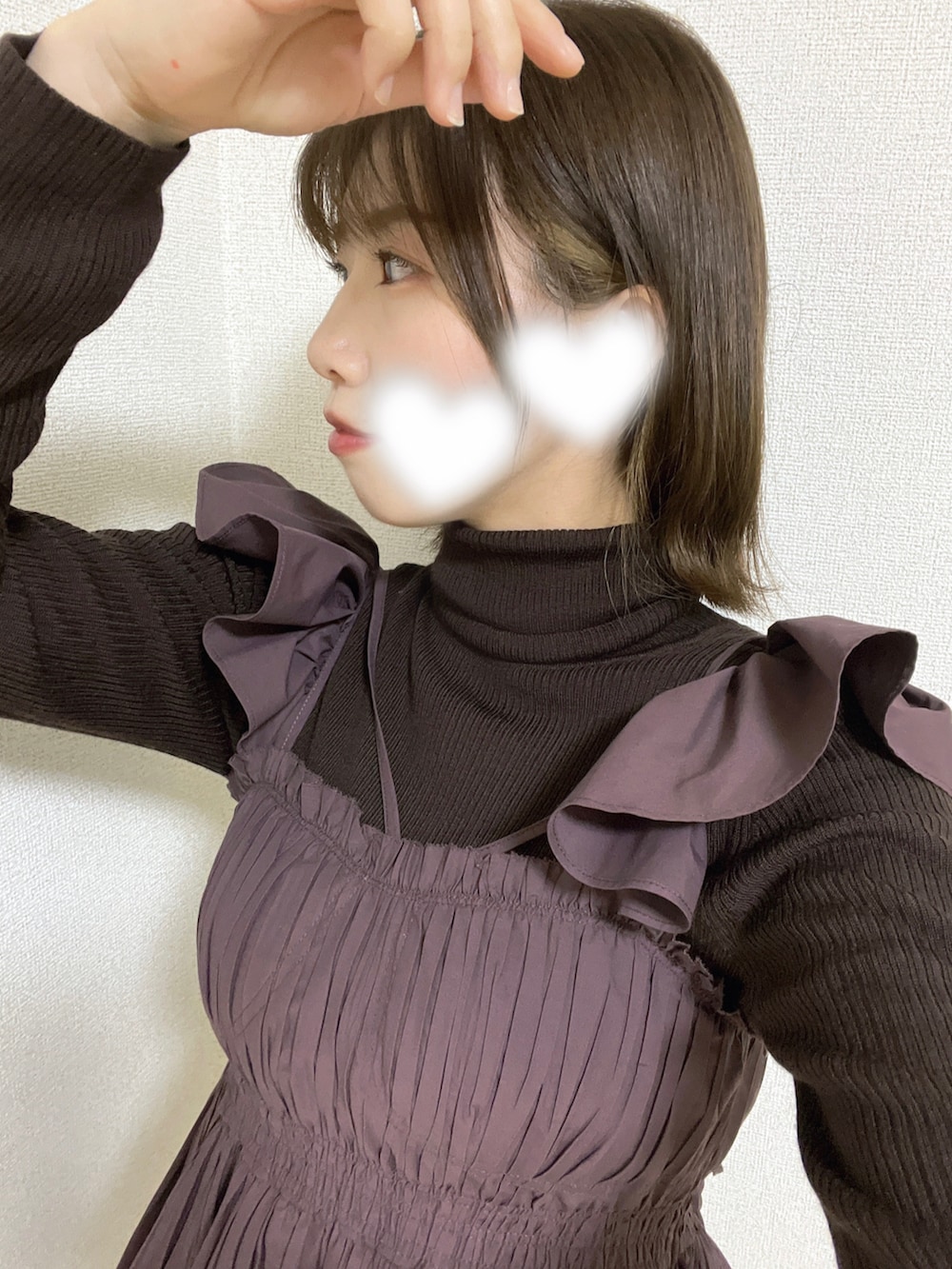 ベージュ系のスラックス、ブラウン系のニット/セーター、ブラウン系のシャツ/ブラウスを着用したレディースの冬コーディネートの2枚目の写真