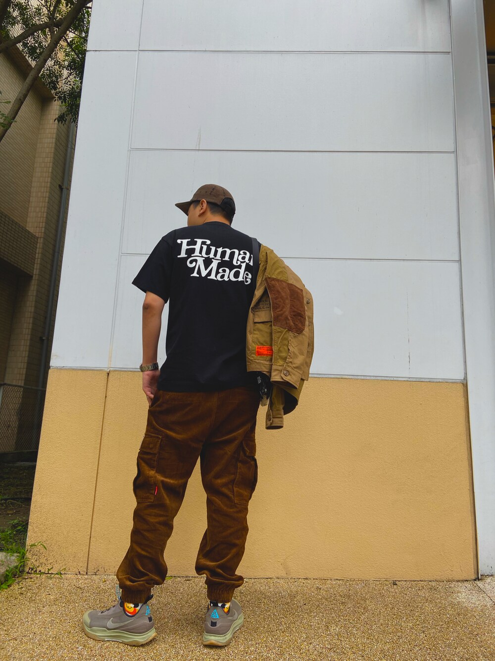 ブラウン系のパンツ、ブラウン系のシャツ/ブラウス、ブラック系のTシャツ/カットソーを着用したメンズの春コーディネートの3枚目の写真