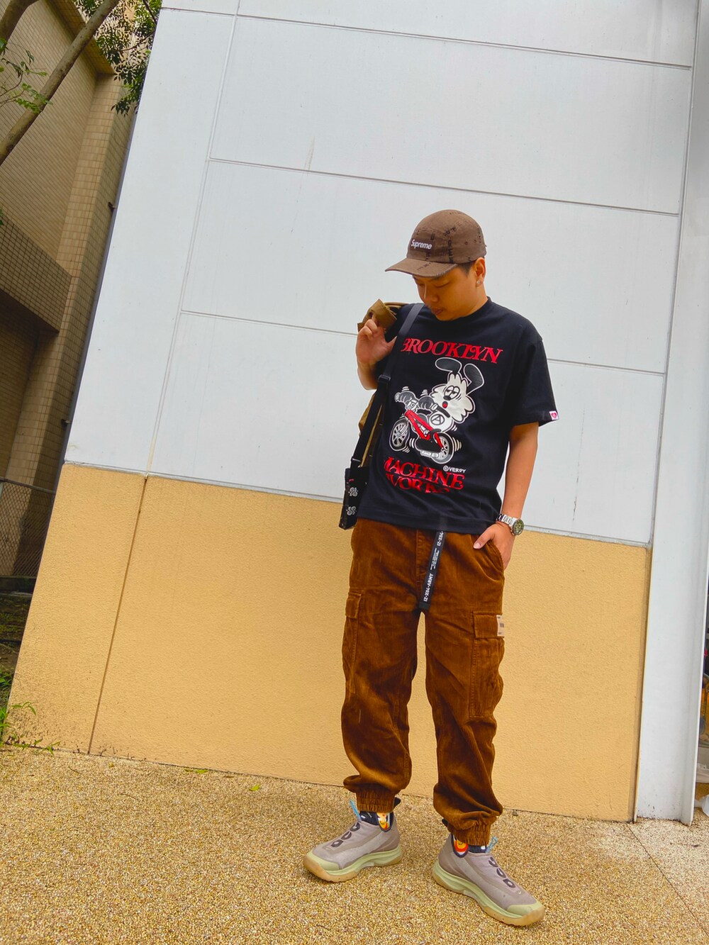 ブラウン系のパンツ、ブラウン系のシャツ/ブラウス、ブラック系のTシャツ/カットソーを着用したメンズの春コーディネートの2枚目の写真