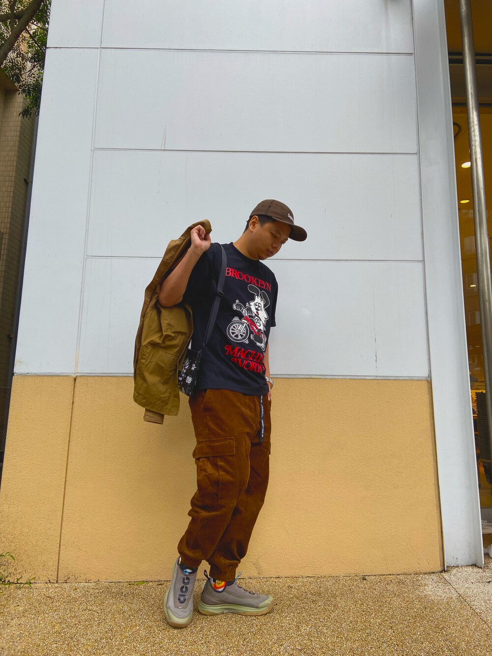 ブラウン系のパンツ、ブラウン系のシャツ/ブラウス、ブラック系のTシャツ/カットソーを着用したメンズの春コーディネートの4枚目の写真