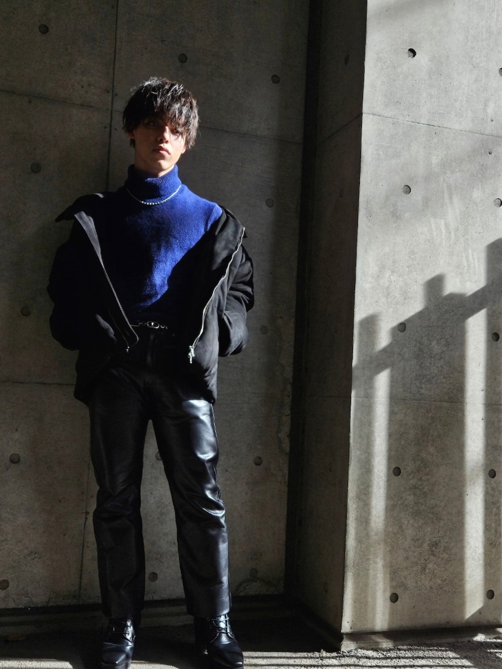 「モード、メンズファッション、お洒落さんとつながりたい、ダウンジャケット、タートルネック」｜「UNIQLOのアイテム（ニット/セーター、ブルー系）」を使った、Tomyさん（メンズ・163cm）の春コーディネートの3枚目の写真