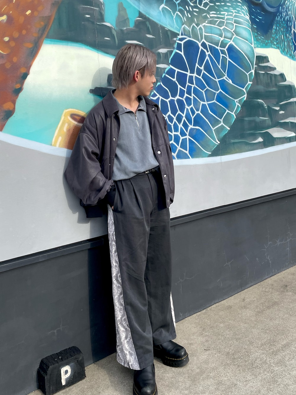 「きれいめコーデ、きれいめカジュアル、モード、レザー、ブーツ、スラックス、ブルゾン、ブルー」｜「CLELの【CLEL】Half Zip Fake Suede Half Sleeve Pullover/ハーフジップ フェイクスエード 半袖プルオーバー（Tシャツ/カットソー、ブルー系）」を使った、Tomyさん（メンズ・163cm）の春コーディネートの2枚目の写真