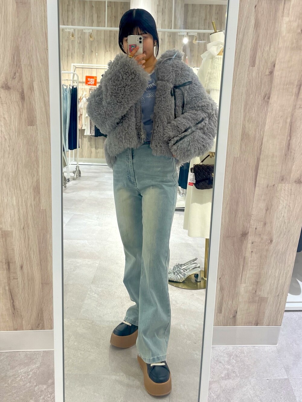 「真冬のあったかスタイル、カジュアルスタイル、パンツスタイル、プチプラコーデ、デニム、冬服、ディズニーコーデ、韓国コーデ、アウターコーデ」｜「one after another NICE CLAUPのボアリボンショートジャケット（ブルゾン、グレー系）」を使った、zukkiさん（骨格ストレート・レディース・152cm）の冬コーディネートの4枚目の写真