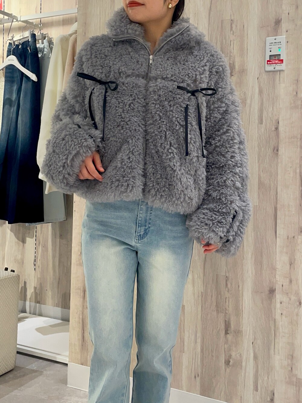 「真冬のあったかスタイル、カジュアルスタイル、パンツスタイル、プチプラコーデ、デニム、冬服、ディズニーコーデ、韓国コーデ、アウターコーデ」｜「one after another NICE CLAUPのボアリボンショートジャケット（ブルゾン、グレー系）」を使った、zukkiさん（骨格ストレート・レディース・152cm）の冬コーディネートの6枚目の写真