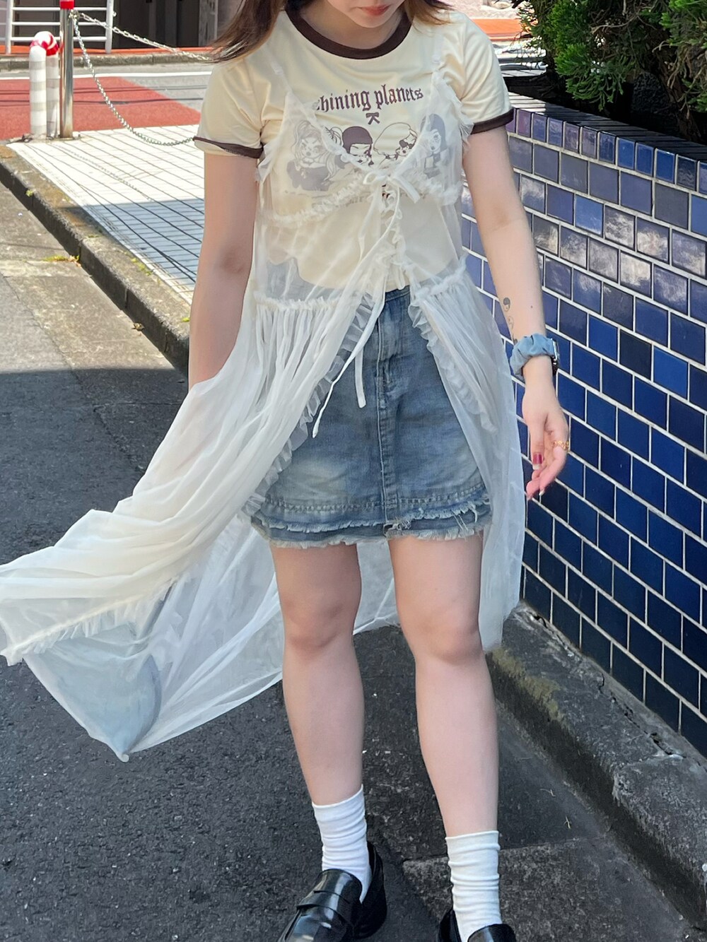 「レイヤードスタイル、夏コーデ、大人かわいい、オトナカジュアル、チュールスカート、デニムスカート」｜「HALEY PESCAのHALEY PESCA/ショート丈 フロントプリントPOPTシャツ（Tシャツ/カットソー、ホワイト系）」を使った、haleypescaさん（レディース・148cm）の夏コーディネートの2枚目の写真