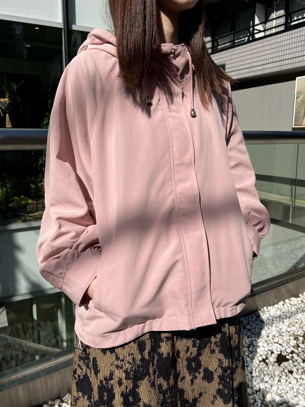 その他のスカート、ピンク系のマウンテンパーカーを着用したレディースの冬コーディネートの2枚目の写真