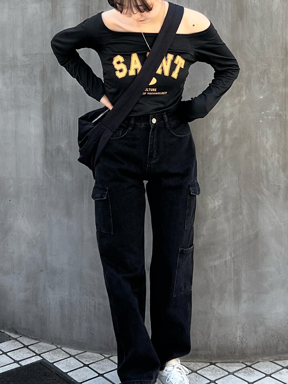 ブラック系のTシャツ/カットソー、ブラック系のショルダーバッグ、ブラック系のカーゴパンツを着用したレディースの秋コーディネートの2枚目の写真